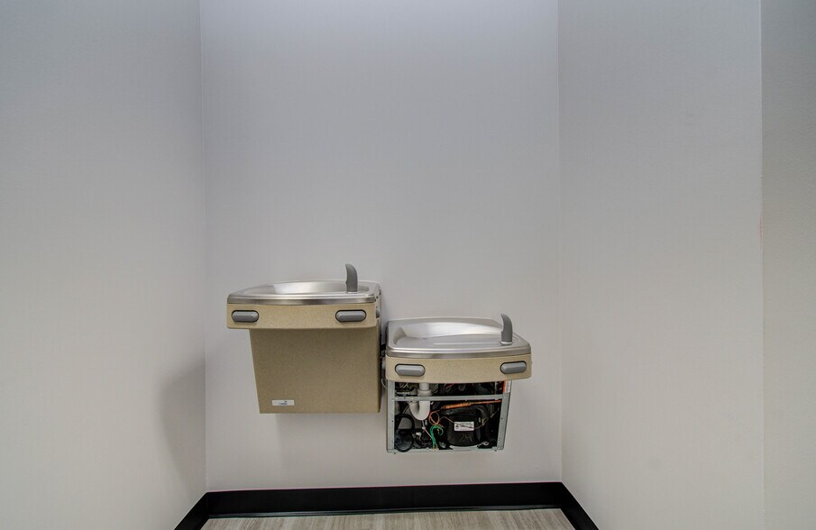 More Photos Of 9330 Kirby Dr, Houston Research And Development For Lease