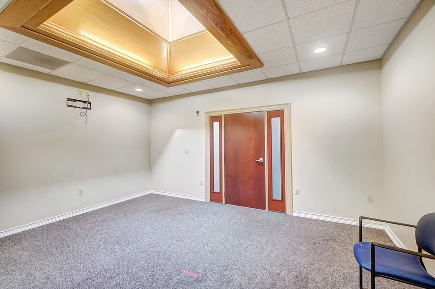 More Photos Of 916-920 W Market St, Lima Medical For Lease