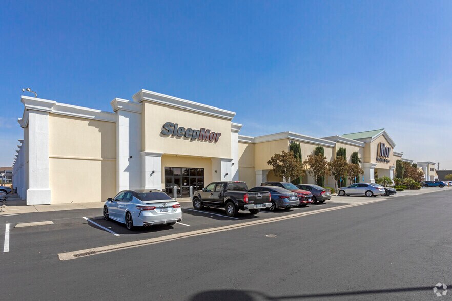 More Photos Of 5130 N Blackstone Ave, Fresno Unknown For Lease