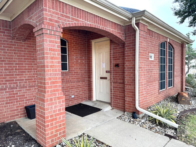 More Photos Of 702 Hunters Row Ct, Mansfield Office For Lease