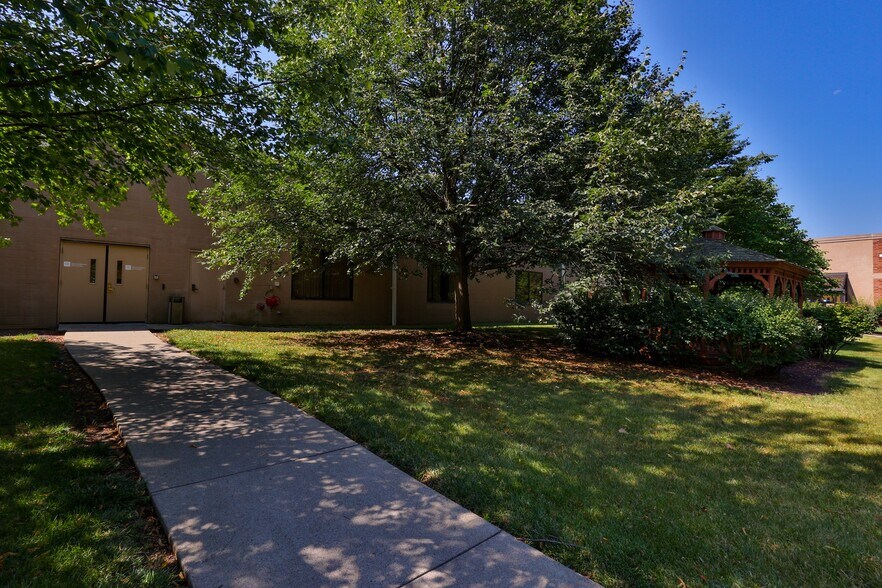 More Photos Of 1525 Valley Center Pky, Bethlehem Unknown For Lease