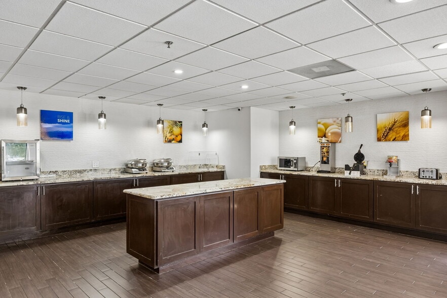 More Photos Of 11069 Composite Dr, Dallas Hotel For Sale