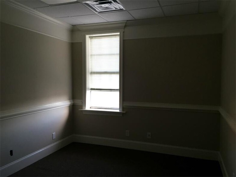 More Photos Of 102 E Main St, Cartersville Bank For Lease