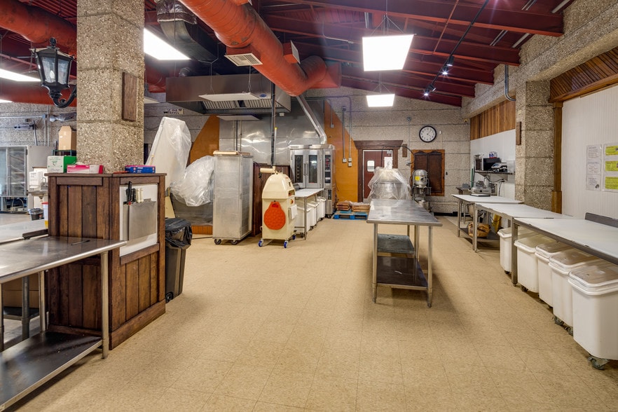 More Photos Of 702 Mall Blvd, Brunswick Supermarket For Sale