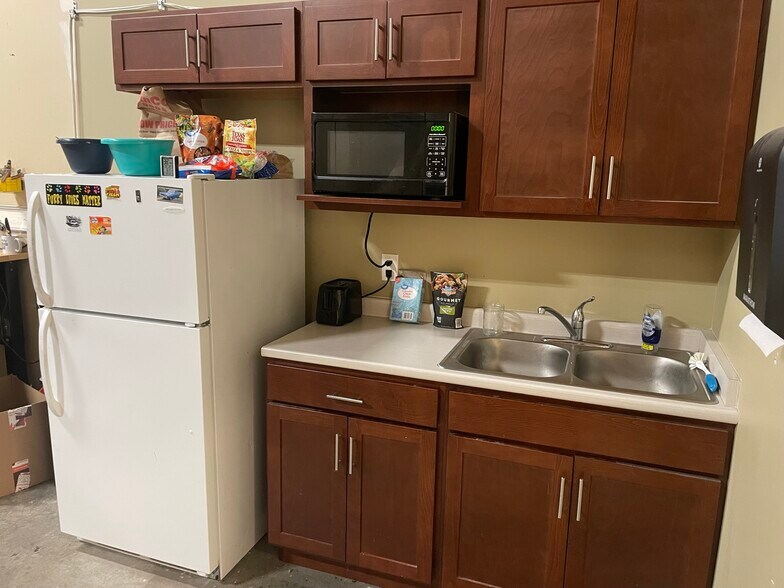 More Photos Of 692-718 W Confluence Ave, Murray Light Manufacturing For Sale