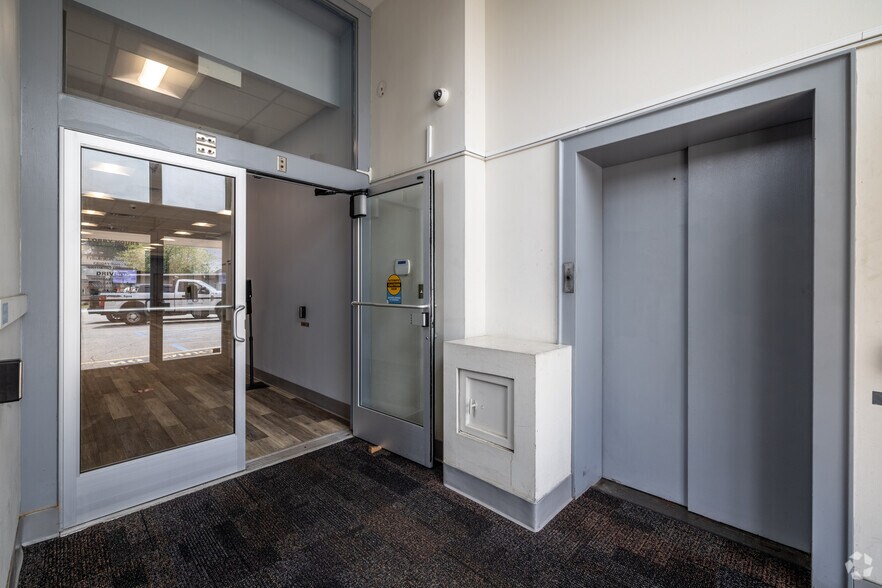 More Photos Of 380 Berry St, Woodbridge Office For Sale