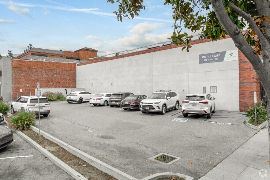 More Photos Of 145 S San Fernando Blvd, Burbank Restaurant For Lease