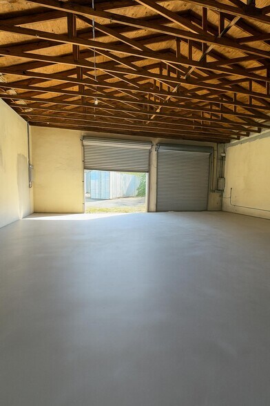 More Photos Of 200 W Prospect Rd, Oakland Park Freestanding For Sale