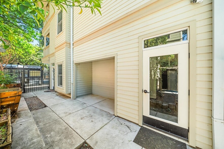 More Photos Of 1304-1306 19th St, Sacramento Office Residential For Sale