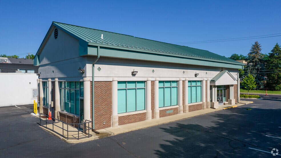 More Photos Of 35 W Long Lake Rd, Bloomfield Hills Bank For Lease
