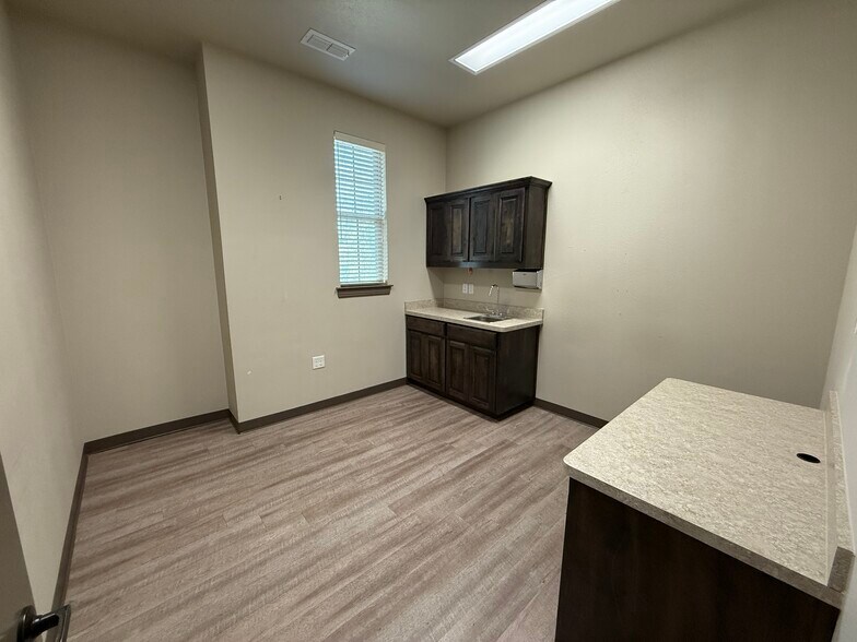 More Photos Of 802 N Bonnie Brae St, Denton Medical For Lease