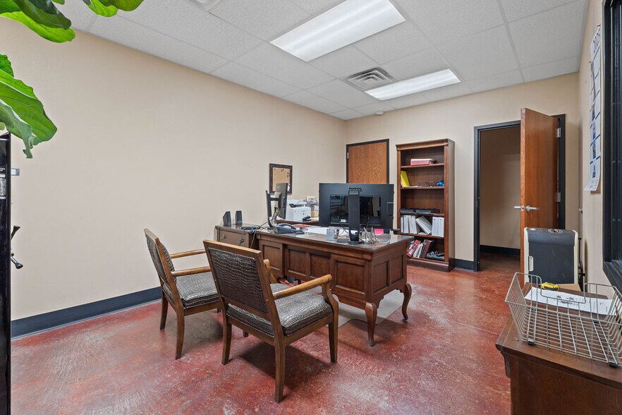 More Photos Of 3917 Clovis Rd, Lubbock Warehouse For Lease