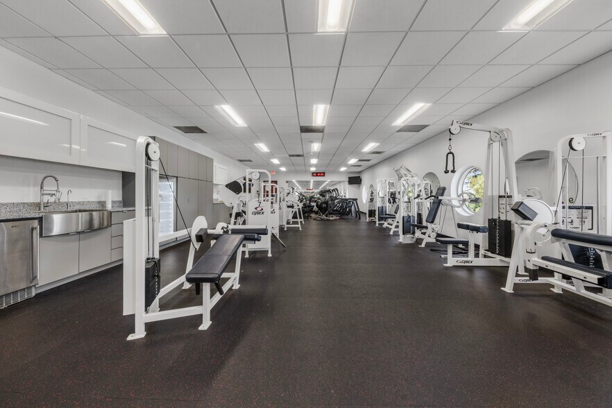 More Photos Of 15635 Jacintoport Blvd, Houston Office For Lease