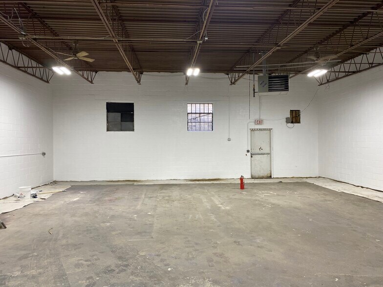 More Photos Of 181 E Industry Ct, Deer Park Warehouse For Lease