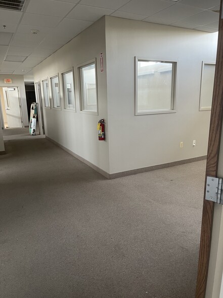 More Photos Of 100 Commerce Dr, Freehold Manufacturing For Lease
