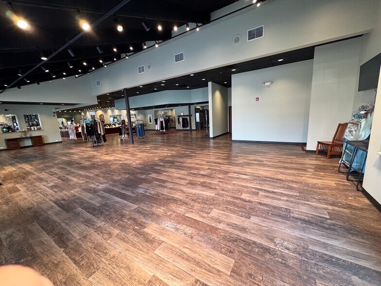 More Photos Of 2030 Main St, Batavia Freestanding For Lease