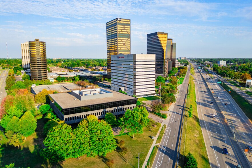 More Photos Of 25800 Northwestern Hwy, Southfield Office For Lease