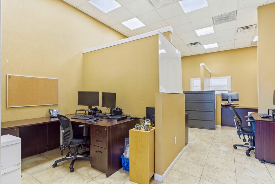 More Photos Of 1010 NE 9th St, Cape Coral Office For Sale