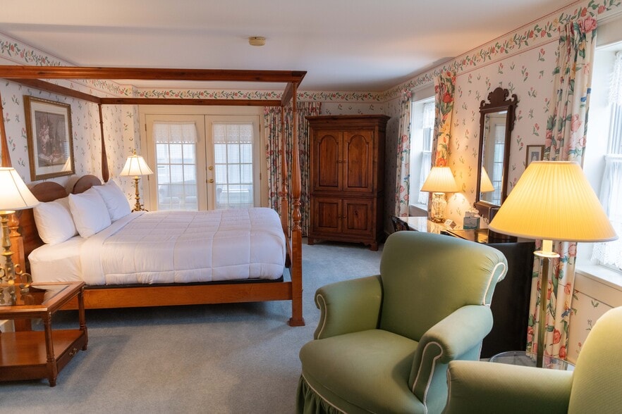 More Photos Of 1111 Washington St, Pella Hospitality For Sale