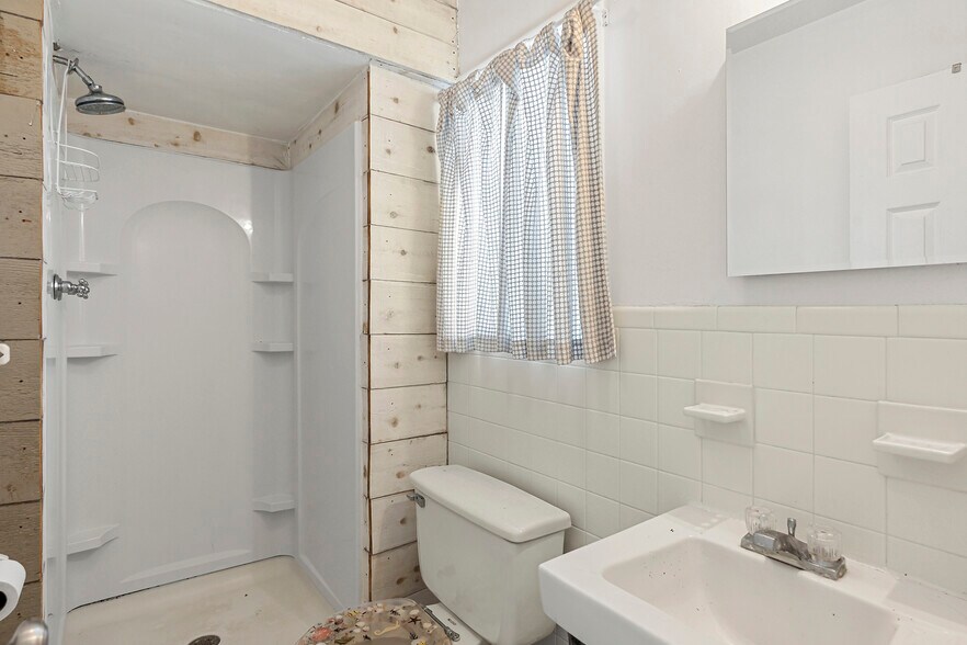 More Photos Of 4 S Elmwood Ave, Montauk Restaurant For Sale