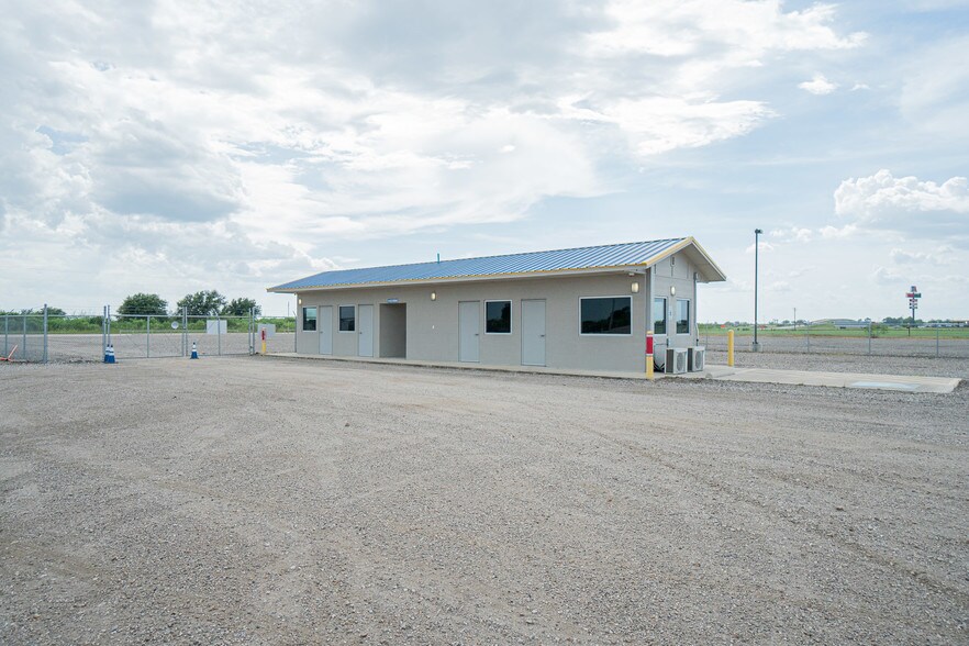 More Photos Of 7044 Interstate 10, Sealy Distribution For Sale