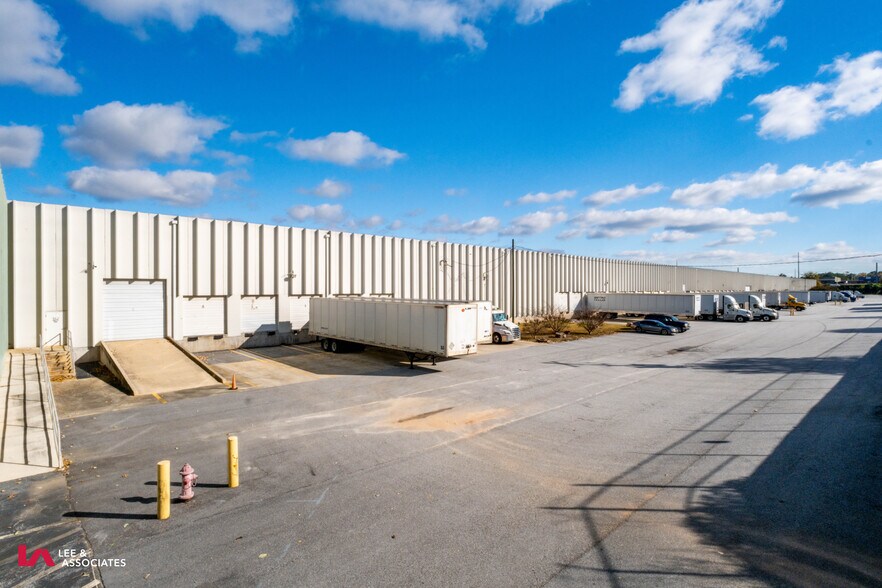More Photos Of 4099 Old Dixie Hwy, Hapeville Warehouse For Lease