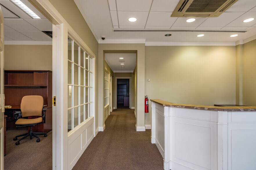 More Photos Of 3 Essex Sq, Essex Office Residential For Sale