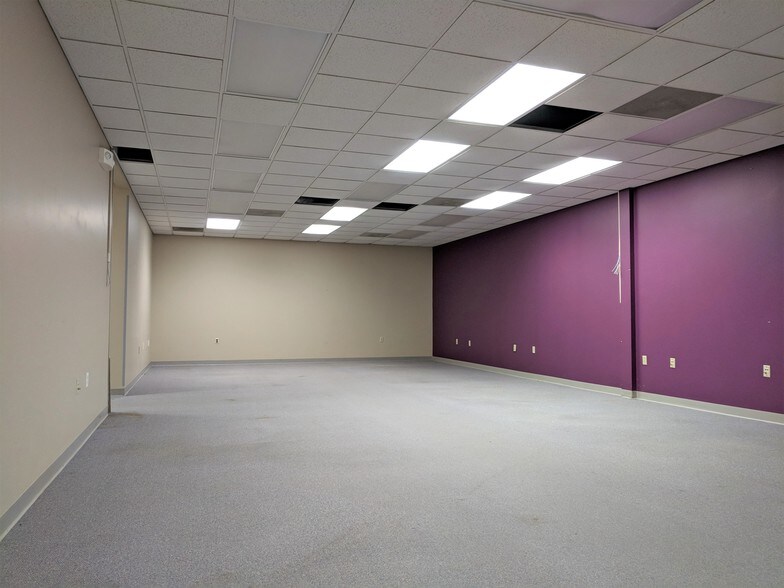 More Photos Of 901 W Main St, El Paso Office For Sale