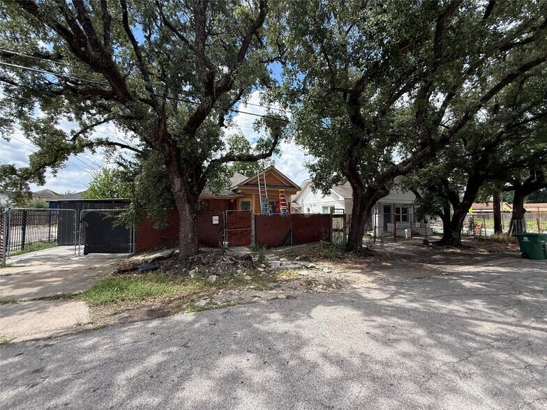 More Photos Of 2319 McKee St, Houston Apartments For Sale