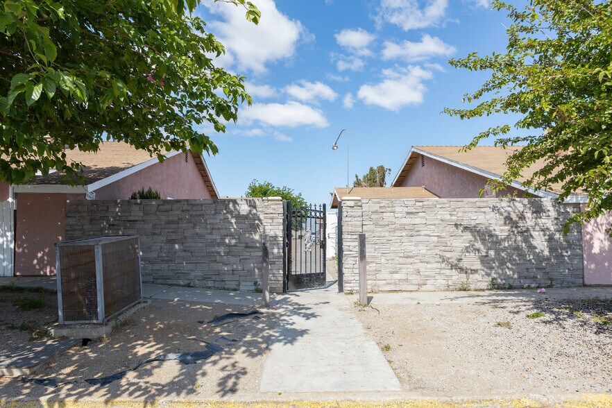 More Photos Of 11211 La Habra Ave, Adelanto Apartments For Sale