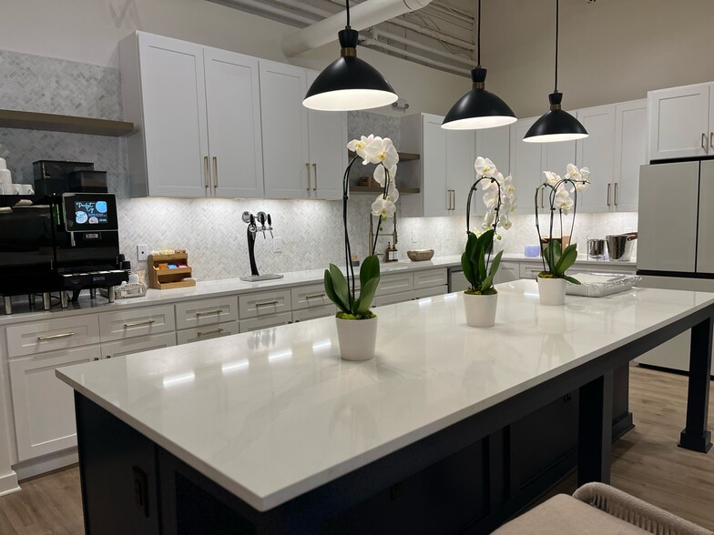 More Photos Of 4920 Roswell Rd NE, Atlanta Storefront For Lease