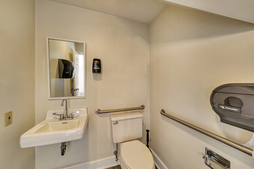 More Photos Of 11 Beaver Meadow Rd, Norwich Office For Sale