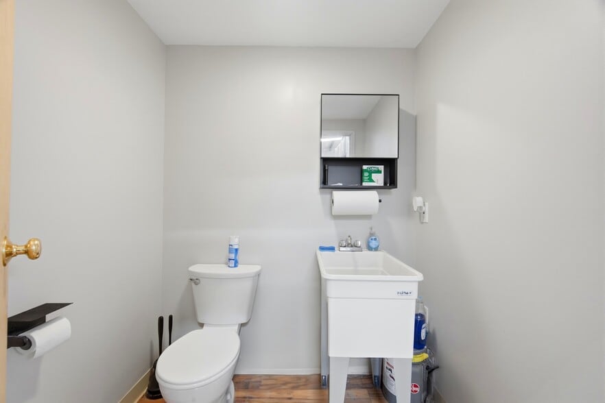 More Photos Of 900 Industrial Park Rd, Deep River Manufacturing For Sale