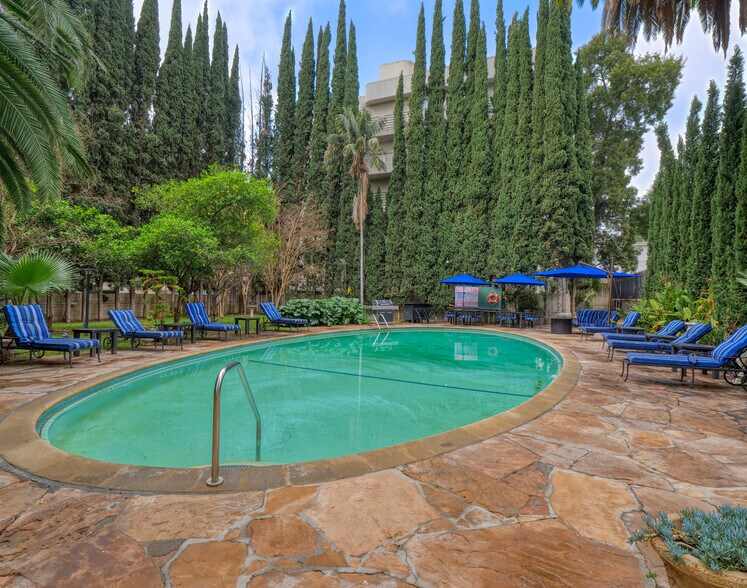 More Photos Of 1811 Whitley Ave, Los Angeles Apartments For Sale