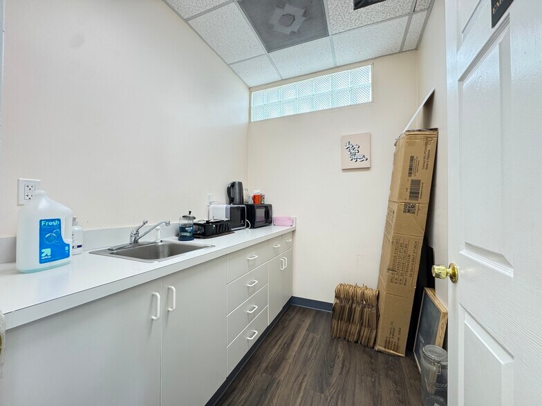 More Photos Of 10 Broadway, North Haven Storefront Retail Office For Lease