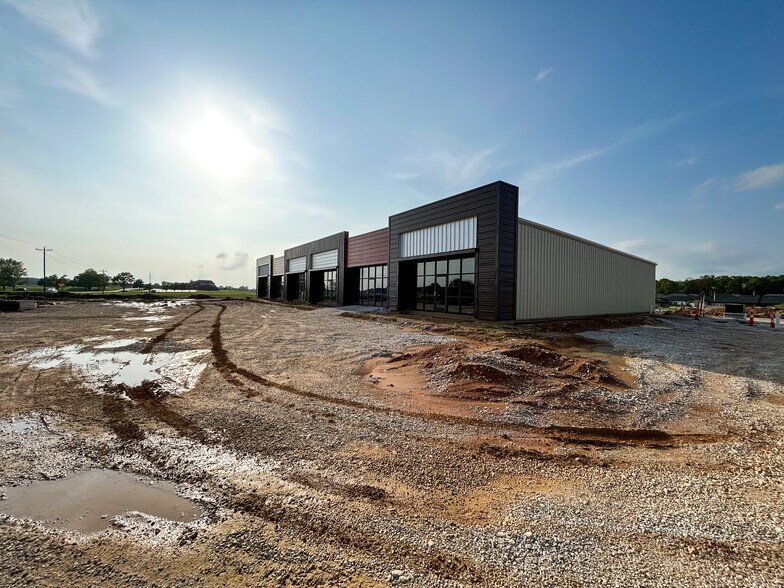 More Photos Of 911 Center St, Rogersville General Retail For Lease