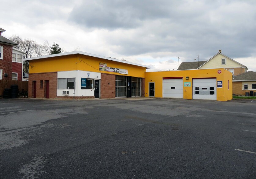 Primary Photo Of 405 Spruce St, Middletown Auto Repair For Sale