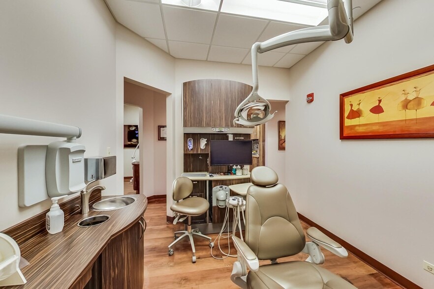 More Photos Of 1421-1431 McHenry Rd, Buffalo Grove Office For Sale
