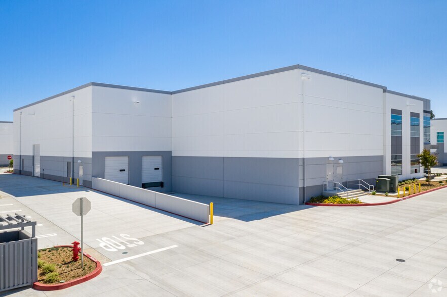 More Photos Of 650 E Dyer Rd, Santa Ana Warehouse For Lease