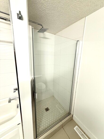 More Photos Of 613 3rd Ave NE, Calgary Apartments For Sale