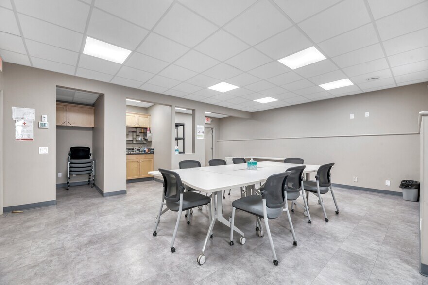 More Photos Of 118 Canal Gdns, Strathmore Light Distribution For Sale