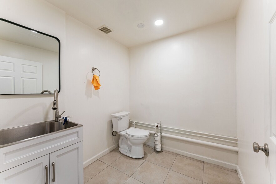 More Photos Of 7766 Burnet Ave, Van Nuys Service For Sale