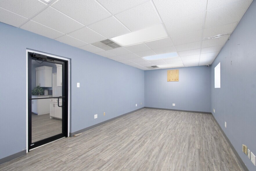 More Photos Of 300-305 S Grant Ave, Odessa Warehouse For Sale