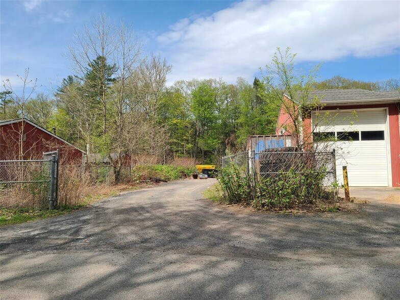 More Photos Of 26 Hook Rd, Sparrow Bush Distribution For Sale