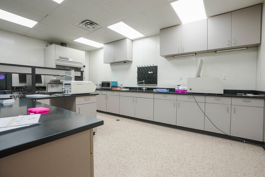 More Photos Of 10410 Corporate Dr, Sugar Land Research And Development For Lease