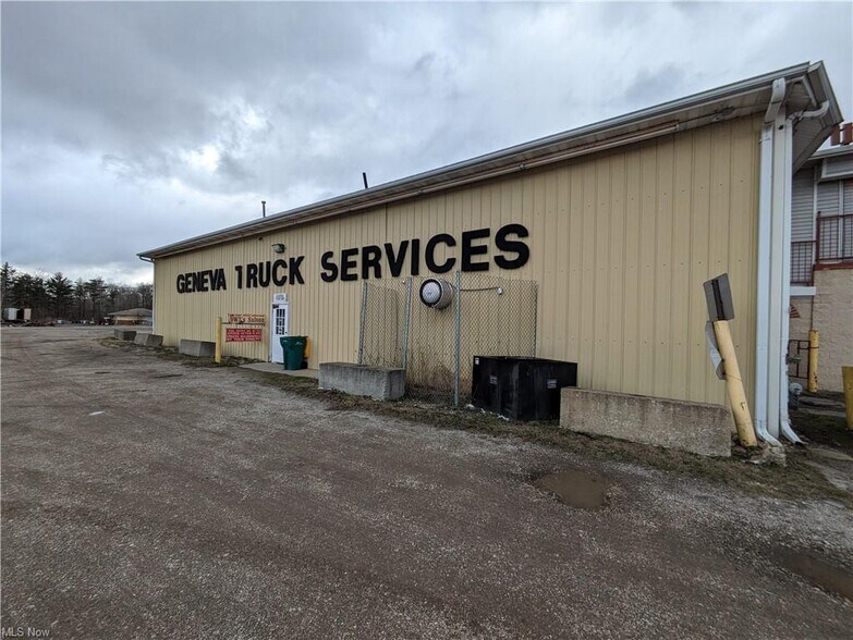 More Photos Of 1851 S Broadway, Geneva Bar For Sale