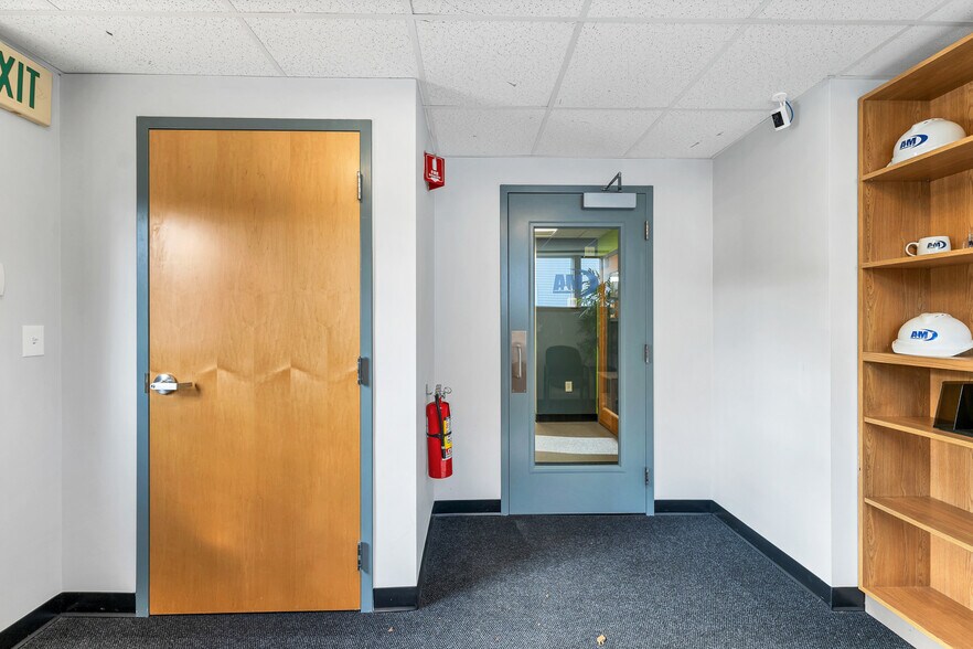 More Photos Of 36 W Water St, Wakefield Office For Sale