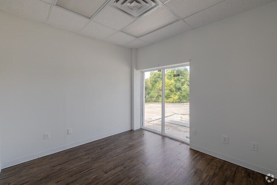 More Photos Of 1000-1026 Savage Ct, Longwood Showroom For Lease