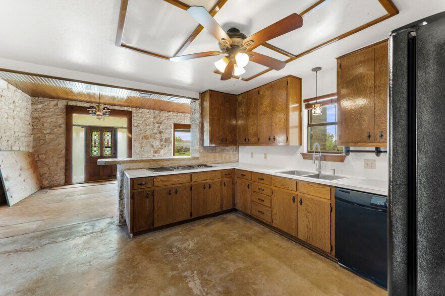 More Photos Of 600 County Road 263, Liberty Hill Specialty For Lease