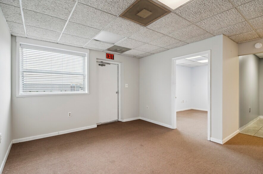 More Photos Of 9 James Ct, Wilmington Warehouse For Lease